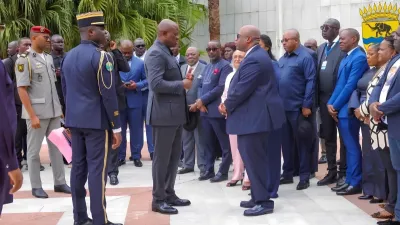 Le chef de l’État, Brice Clotaire Oligui Nguema, saluant les cadres de l’Ogooué-Maritime.