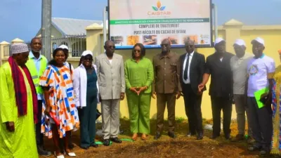 Le DG de la Caistab, Ismaël Gnamalengoungou Oligui, entouré des autorités de la commune de Bitam et du département du Ntem