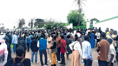Une vue des candidats au sortir du centre du lycée national Léon-Mba