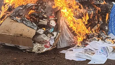 Un instantané de l’opération de destruction du produit illicite.