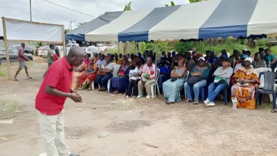 Le collectif des occupants de terrains derrière Berthe et Jean lors de leur réunion