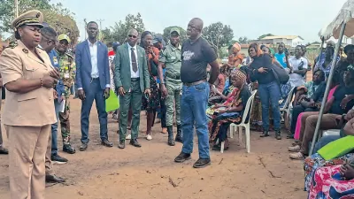 Les familles attentives aux explications de la gouverneure Dikoumba