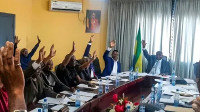 Les conseillers lors de l’adoption du budget 2026 du département de l’Ogooué et des Lacs