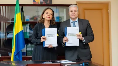 Pr Nkana Ayo-Bivigou, ministre de la santé lors de la signature du contrat de partenariat portant réalisation du projet de l'hôpital “femmes-mères-enfants” à Ntoum