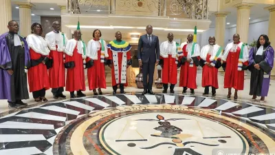 Juges de la cour constitutionnelle du Gabon et Brice Clotaire Oligui Nguema, président du Gabon