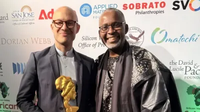 Le réalisateur gabonais David Mboussou, son trophée entre les mains