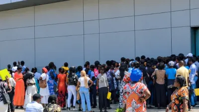 Les demandeurs d’emploi devant le magasin China Square.
