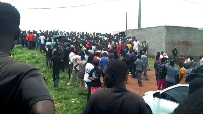 Une foule émue a assisté au transfert de la dépouille vers une maison des pompes funèbres