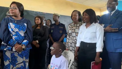 Les officiels lors d’une séance de dépistage oculaire sur un jeune élève.