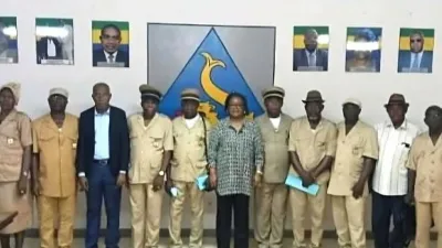 Photo de famille des officiels et auxiliaires au terme de la réunion