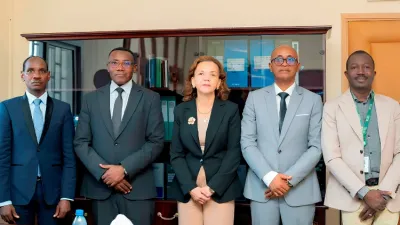 Pr Nkana Ayo-Bivigou, ministre de la santé et ses hôtes