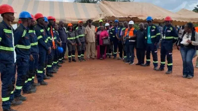 L’équipe en charge des travaux autour des autorités locales