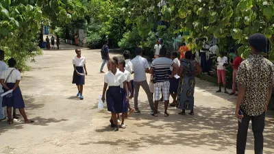 Jour de remise de bulletins de notes dans un établissement secondaire de Lambaréné