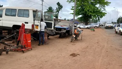 Les garagistes, entre autres, continuent d’exercer en bordure de route au lieu d’entrer dans des barrières.