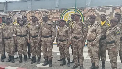 Le général Papa Lébama, le nouveau directeur de la prison de Port-Gentil et les promus.