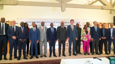 Photo de famille des officiels au terme de la table ronde