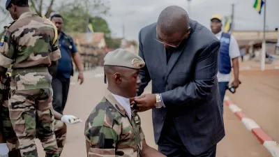 Le gouverneur de la Ngounié posant ses galons au major de la promotion.