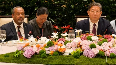 Le président du CESEC, Guy Bertrand Mapangou accompagné du président du Conseil économique et social de Chine, Wang Dongfeng.