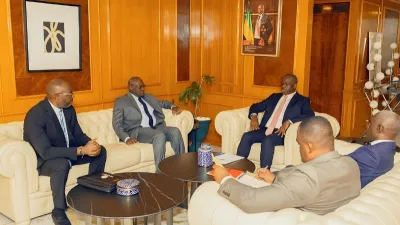 Hermann Immongault, vice-président du gouvernement et le directeur général de la Centrale d’achats du Gabon (CEAG)