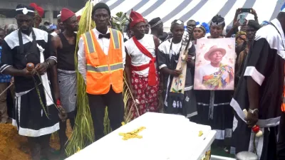Un instantané de l’inhumation de Jean-Baptiste Obame Emane dans sa concession