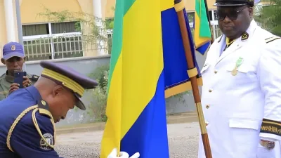 Agents des FSD et civils ont fait allégeance aux couleurs nationales.