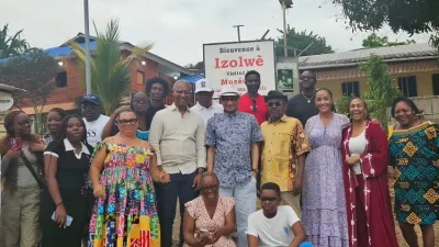 Photo de famille à l’issue de la visite du musée d’Isolwè.