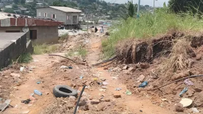 Ici, après les démolitions sur la ruelle qui reliera Kinguelé à “Belles Peintures” sur la Voie-Express