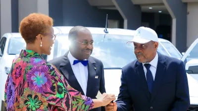 La ministre Louise Pierrette Mvono remettant les clés des véhicules au directeur du Bureau central du recensement, Noël Moussavou.