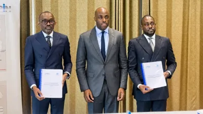 Les deux signataires entourés du ministre