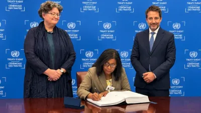 Marie-Édith Tassyla-Ye-Doumbeneny lors de la signature des traités à New York.