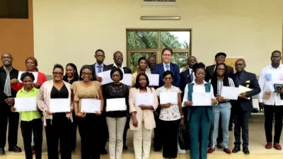 Photo de famille après la remise des certificats de formation.