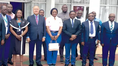 Les participants à la restitution autour du gouverneur Jacques Denis Tsanga