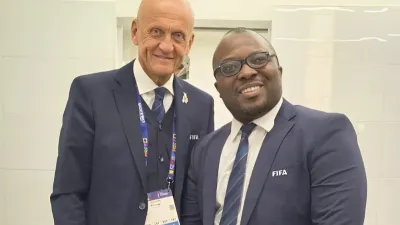 Serge Assume en compagnie du président de la Commission de l’arbitrage de la FIFA Pierluigi Collina.