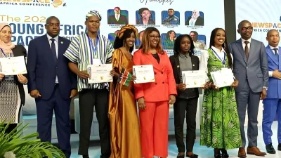 Les membres du gouvernement en compagnie des six lauréats à l’ouverture de la conférence