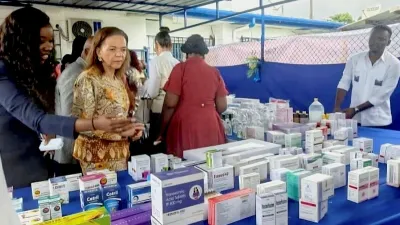 La ministre de la Santé, Pr Nkana Ayo-Bivigou, pendant la visite des stands