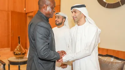 Brice Clotaire Oligui Nguema, président du Gabon et Thani bin Ahmed Al Zeyoudi, ministre d'État émirati des Affaires étrangères et du Commerce extérieur