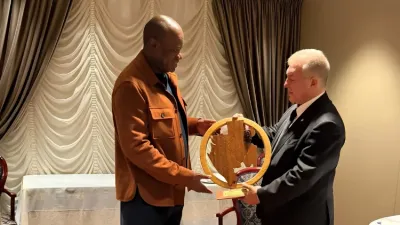 Brice Clotaire Oligui Nguema, président du Gabon et le dirigeant du Barça Joan Laporta