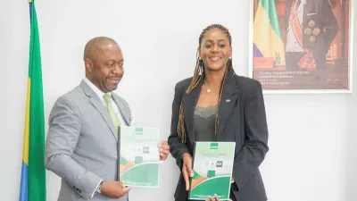 Le ministre de l'Agriculture, de l'élevage et du Développement rural, Pacôme Kossy, et la directrice de la Banque pour le commerce et l'entrepreneuriat du Gabon (BCEG), Daisy-Helen Eyang Ntoutoume