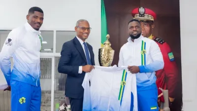 Paul KESSANY, ministre des sports et L’équipe nationale de handball lors de la cérémonie honorifique
