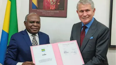 Philippe Tanangoye, ministre de l’accès universel à l’eau et à l’énergie et un responsable de la société Desiba Enerji