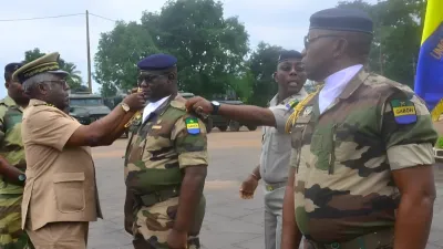 Pose des épaulettes aux militaires d’Oyem