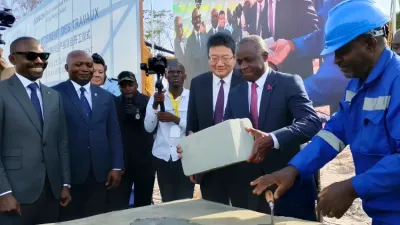 La pose de la première pierre de la nouvelle usine de clinker