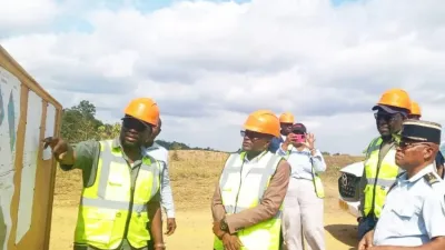 Le préfet de Mougoutsi, Patrice Mounguengui, suivant les explications sur l’avancement des travaux du site d’exploitation du minerai de fer.