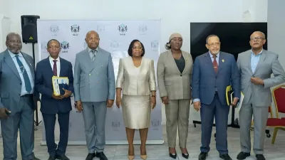 Les présidents des différentes Commissions aux côtés de la présidente du Sénat, Huguette Nyana Ekoume-Awori Onanga