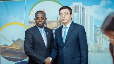 Le ministre du Pétrole et du Gaz Sosthène Nguema Nguema et le le directeur général de l’entreprise chinoise, Shen Jie.