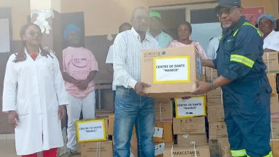 Geste symbolique de remise de médicaments au Centre de santé de Mandji par le DGA de Koreg