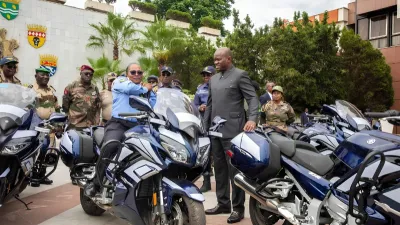 Brice Clotaire Oligui Nguema, président du Gabon remettant symboliquement les clés de la moto