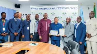 Les responsables des deux entités lors de la remise du certificat