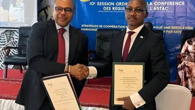 Les responsables de l’Arcep (droite) et de l’ARTPC lors de la signature de l’accord