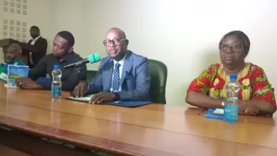 Le maire Richard Obiang Ava (micro), lors de la rencontre avec les opérateurs économiques
